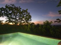 Villa Bulan Madu, Piscina de noche